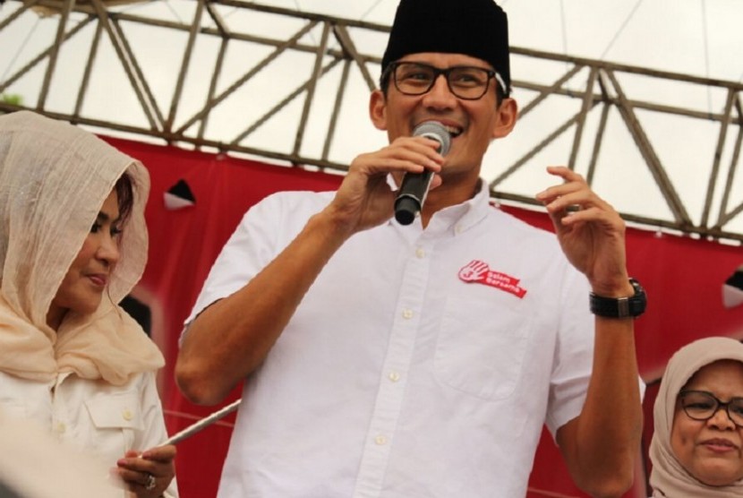 Cawagub DKI, Sandiaga Uno saat berorasi dalam kampanye akbar di lapangan Arcici, Jakarta Pusat, Ahad (29/1).