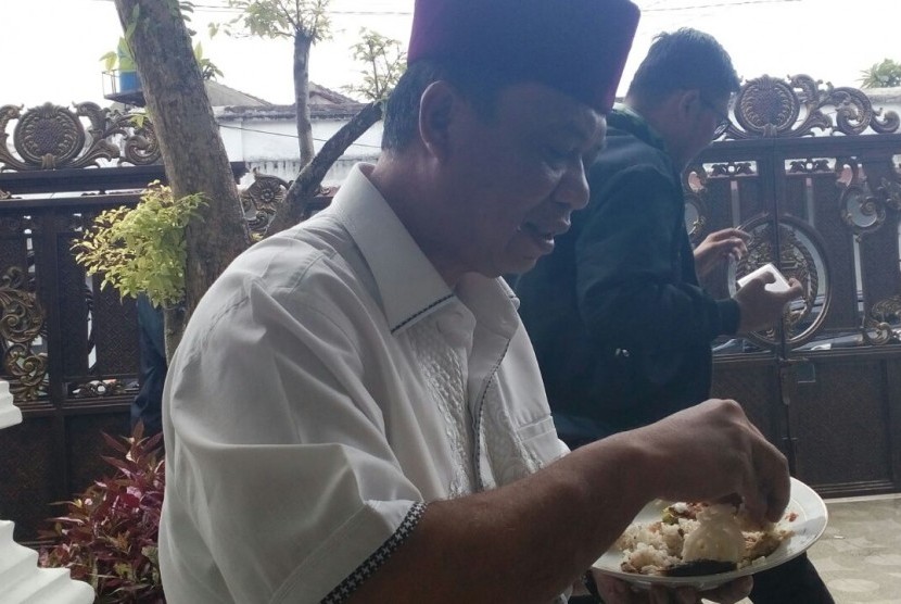 Cawagub Jabar Anton Charliyan memilih makan nasi tutug oncom sebelum berangkat ke TPS di sekitar kediamannya di Kecamatan Cipedes Kota Tasikmalaya, Rabu (27/6).  