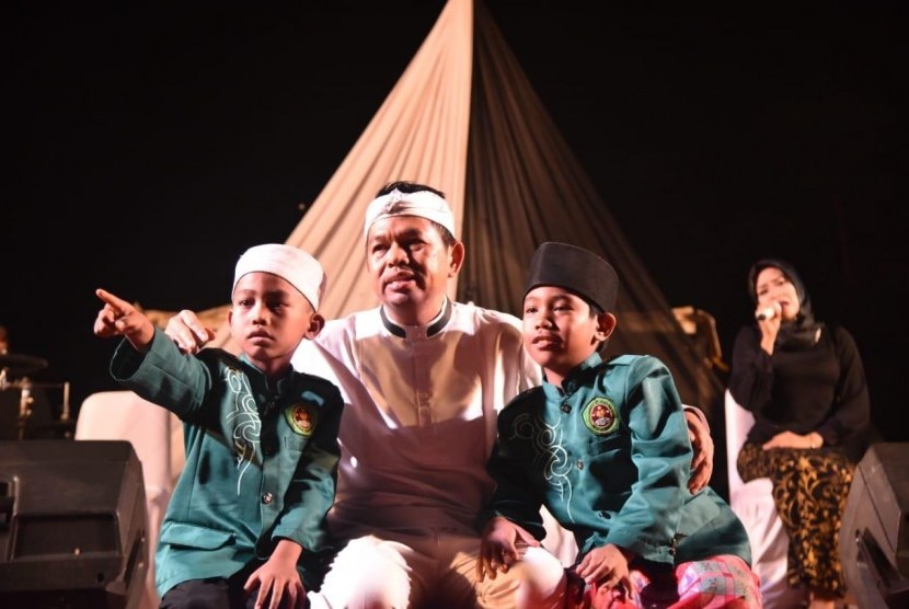 Cawagub Jabar Dedi Mulyadi bersama Hafiz Alquran asal desa Cipta Gunati, Cikalong Wetan, Kabupaten Bandung Barat
