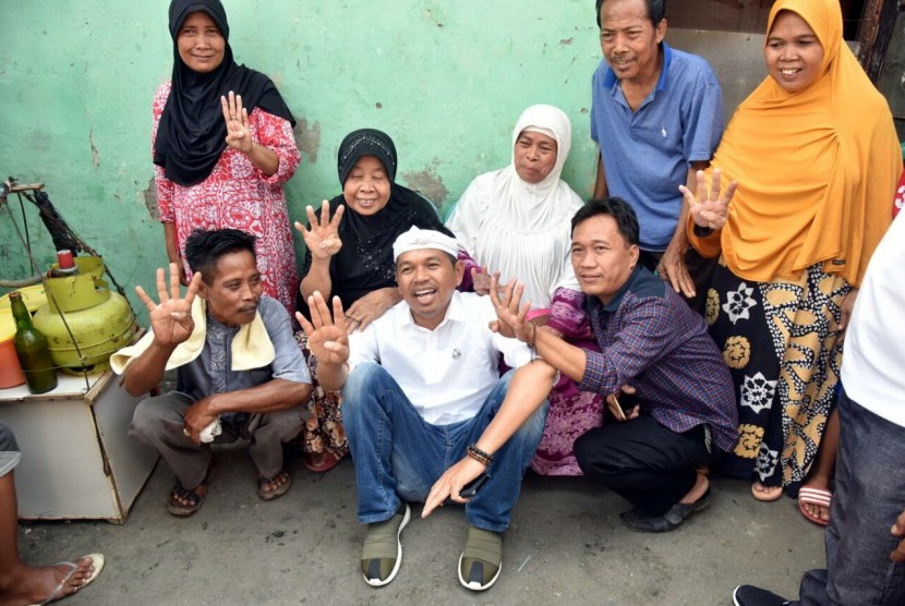 Cawagub Jabar Dedi Mulyadi bersama masyarakat Bekasi, Senin (19/3)