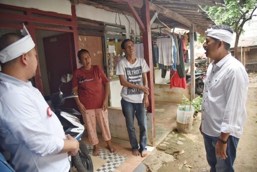 Cawagub Jabar Dedi Mulyadi bersama masyarakat di Bekasi, Jumat (23/3)