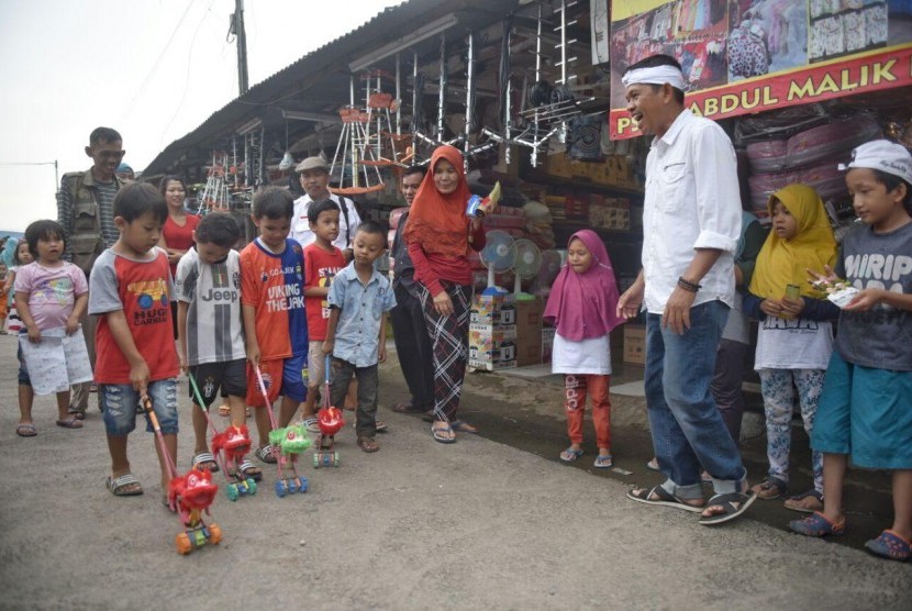 Cawagub Jabar Dedi Mulyadi mendorong agar anak-anak sekarang minati mainan tradisional