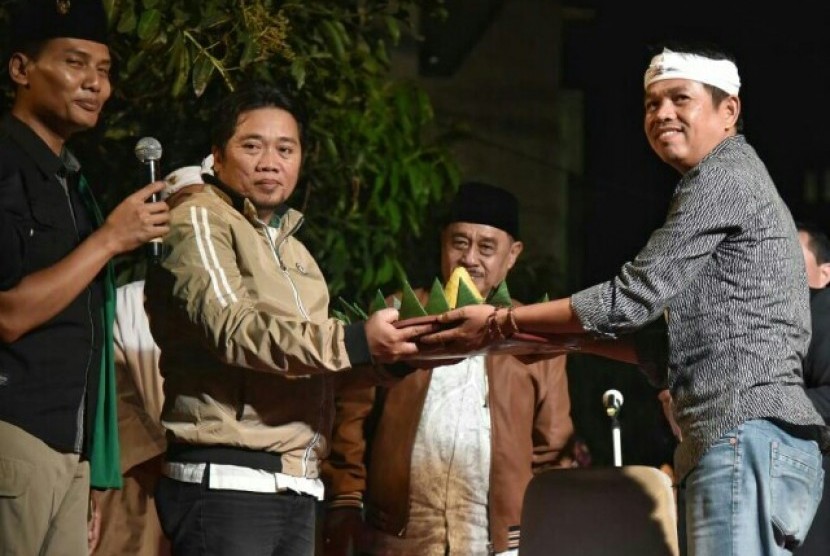 Cawagub Jabar Dedi Mulyadi meresmikan Kampung Dedi Mulyadi di Kelurahan Dago, Kecamatan Coblong, Kota Bandung, Senin (16/4) malam.