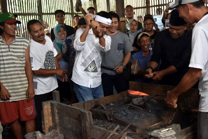 Cawagub Jabar Dedi Mulyadi saat menempa perkakas pertanian di rumah produksi di desa Kutagandok, Karawang, Kamis (22/2)