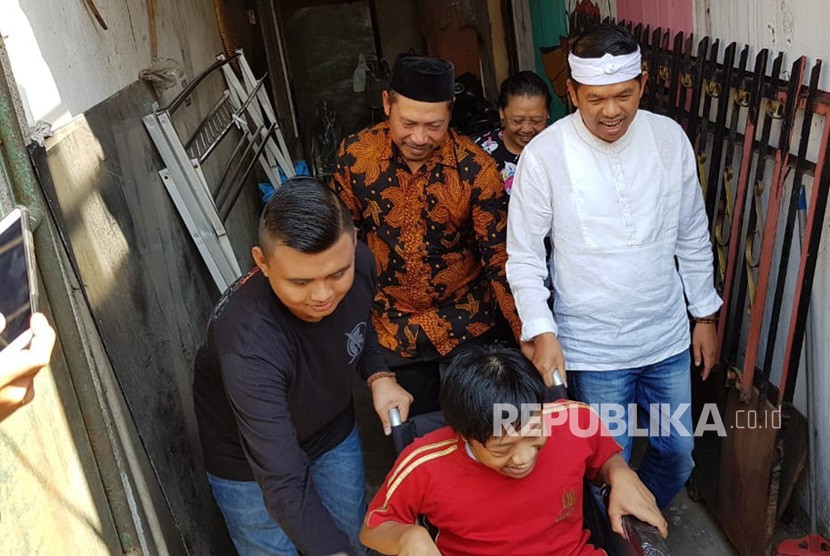 Cawagub Jabar, Dedi Mulyadi, walaupun kalah dipemilihan Gubernur Jabar, tetap memenuhi janjinya untuk memberikan kursi roda pada warga yang membutuhkan kursi roda di Jalan Sariwates II -Kota Bandung, Jumat (29/6).