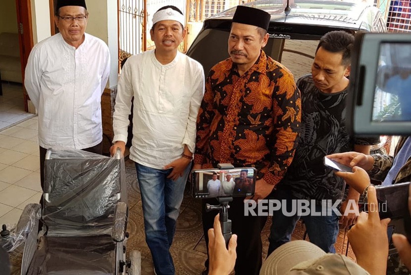 Cawagub Jabar, Dedi Mulyadi, walaupun kalah dipemilihan Gubernur Jabar, tetap memenuhi janjinya untuk memberikan kursi roda pada warga yang membutuhkan kursi roda di Jalan Sariwates II -Kota Bandung, Jumat (29/6).