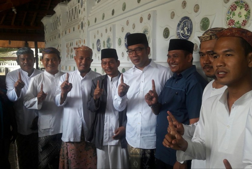 Cawagub Jabar HM Ridwan Kamil berziarah ke Makam Sunan Gunung Jati, Kabupaten Cirebon, Selasa (6/3). 
