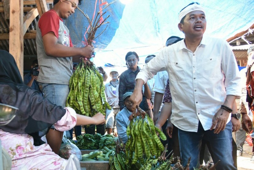 Cawagub Jabar nomor urut 4 Dedi Mulyadi membeli buah pete saat kunjungan ke Pasar Rengasdengklok, Kabupaten Karawang, Rabu (21/2).