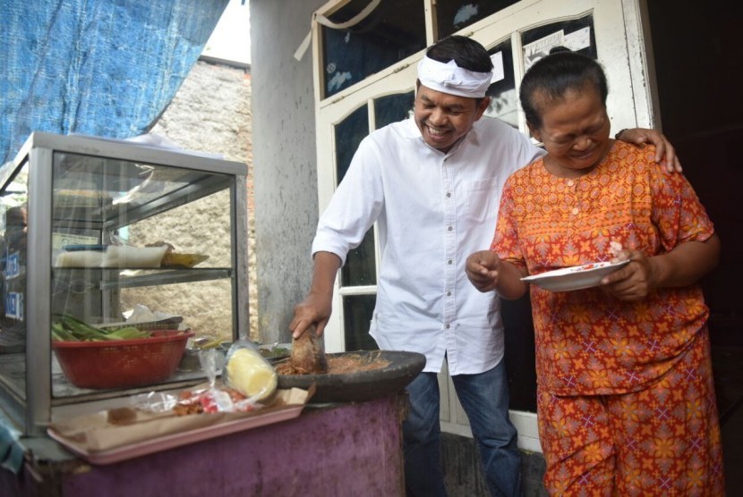 Cawagub Jabar nomor urut 4 Dedi Mulyadi membuat lotek sendiri saat berkunjung ke warung lotek Mak Namih di di Desa Bantar Jaya, Kecamatan Pebayuran, Kabupaten Bekasi, Rabu (7/3).