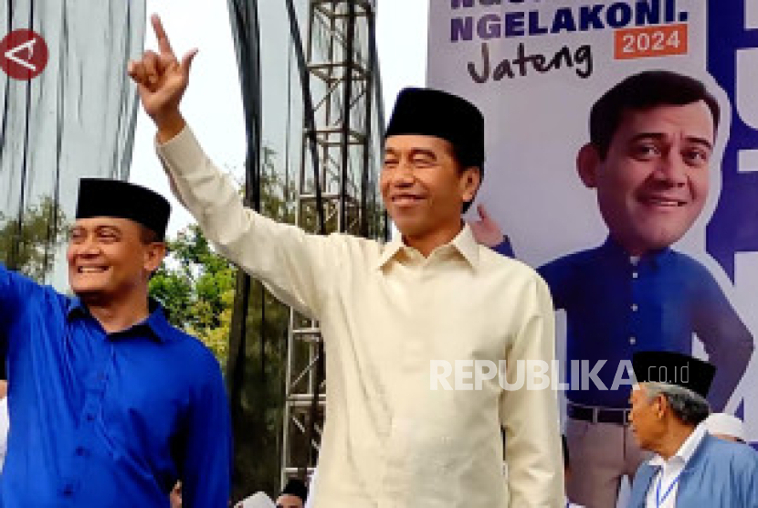 Cagub Jawa Tengah (Jateng) Ahmad Luthfi bersama Presiden ke-7 RI Joko Widodo (Jokowi) kala kampanye akbar di Kota Semarang, Jawa Tengah, Sabtu (23/11/2024).