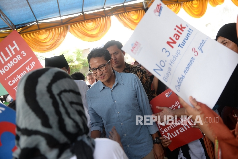  Cawagub nomer 3 Sandiaga S Uno menyalami simpatisan saat sosialisasi Pilkada DKI di Jakarta Selatan, Rabu (28/12). 