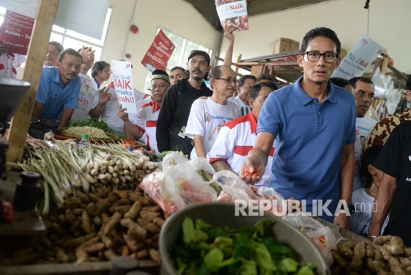 Cawagub nomer tiga Sandiaga S Uno melakukan sosialisasi Pilkada DKI Jakarta di Pasar Rumput, Jakarta, Selasa (3/1).