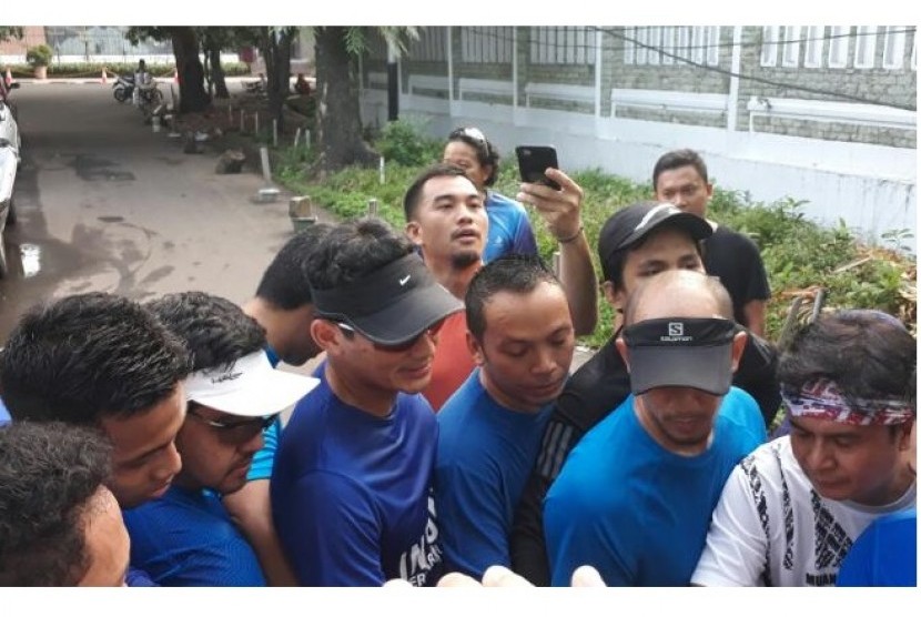 Cawagub nomor urut 2, Sandiaga Salahuddin Uno (tengah bertopi hitam) berdoa setelah lari pagi bersama simpatisannya di Jl Jenggala II no 9, Kebayoran, Jakarta Selatan, Rabu (19/4).  