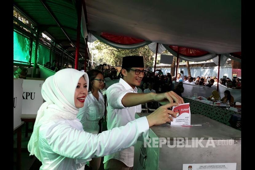 Cawagub nomor urut tiga Sandiaga Salahuddin Uno usai melakukan pencoblosan di TPS 1 Jalan Dahan, Kelurahan Selong, Kebayoran, Jakarta Selatan, Rabu (19/4).