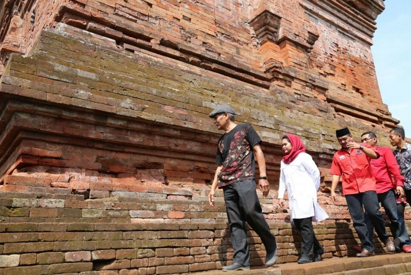 Cawagub Pilkada Jatim Puti Guntur Soekarno saat mengunjungi Candi Pari, Porong, Jawa Timur