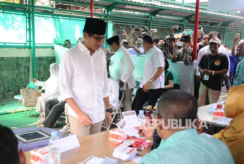  Cawagub Sandiaga Uno mengambil surat suara saat akan pencoblosan di TPS 01 kawasan Senayan, Jakarta, Rabu (19/4). 