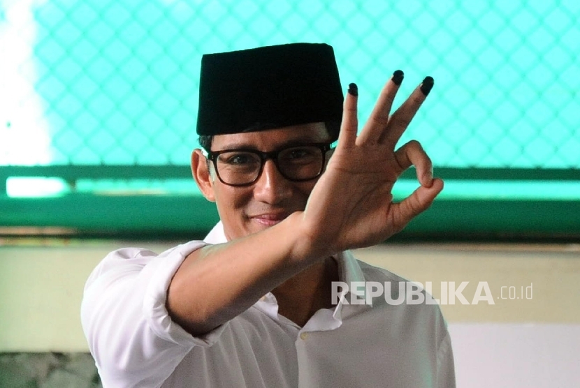 Cawagub Sandiaga Uno menunjukkan tangan yang tercelup tinta usai melakukan pencoblosan di TPS 01 kawasan Senayan, Jakarta, Rabu (18\4).