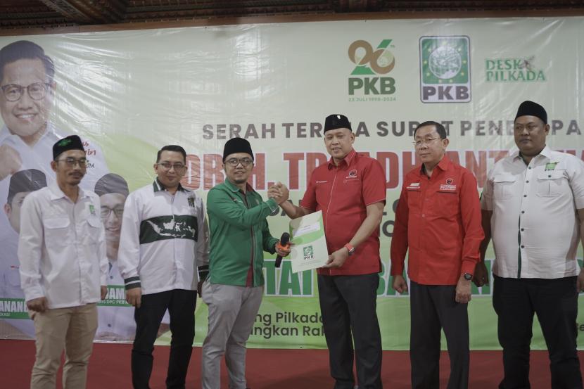 Cawalkot Bekasi Tri Adhianto (merah) saat menerima dukungan dari Partai Kebangkitan Bangsa (PKB).