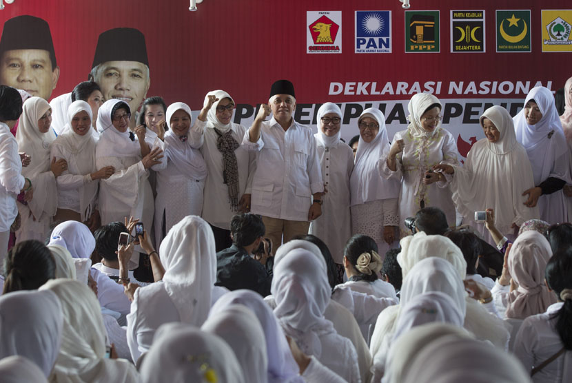   Cawapres Hatta Rajasa (tengah) dan istrinya Okke Hatta Rajasa (empat kanan) bersama Perempuan Pendukung Prabowo-Hatta menyanyikan lagu Indonesia Raya dalam Deklarasi Nasional di Rumah Polonia, Jakarta, Kamis (29/5).(Antara/Rosa Panggabean)