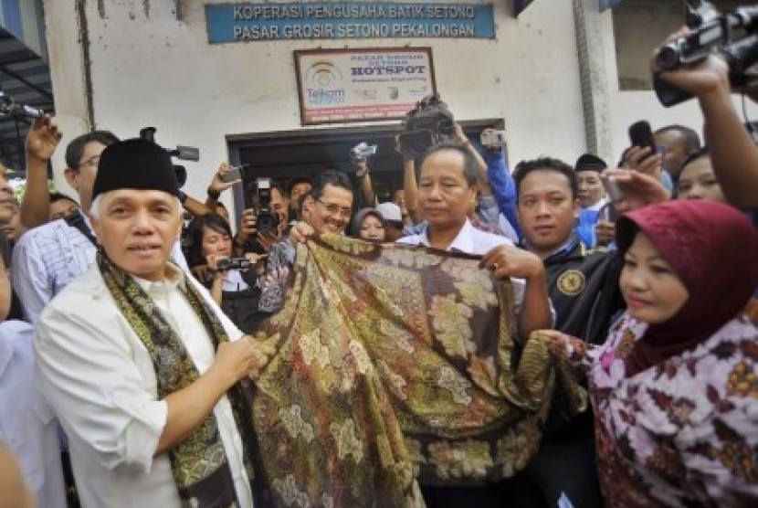 Cawapres Hatta Rajasa (tengah) mengunjungi sentra batik di pasar Sutono Pekalongan, Jawa Tengah, Kamis (12/6).