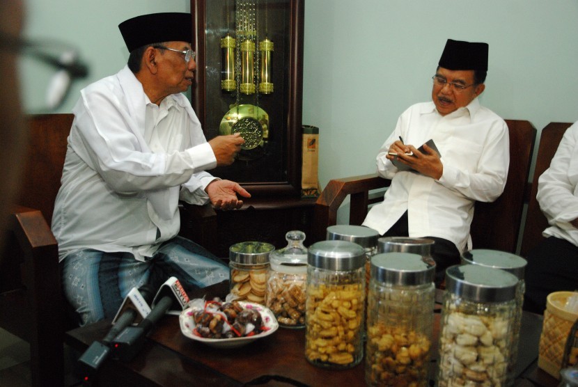 Cawapres Jusuf Kalla (kanan) berbincang dengan mantan Ketua PBNU KH Hasyim Muzadi (kiri) saat berkunjung ke Pondok Pesantren Al-Hikam di Depok, Jawa Barat, Jumat 23 Mei 2014. 