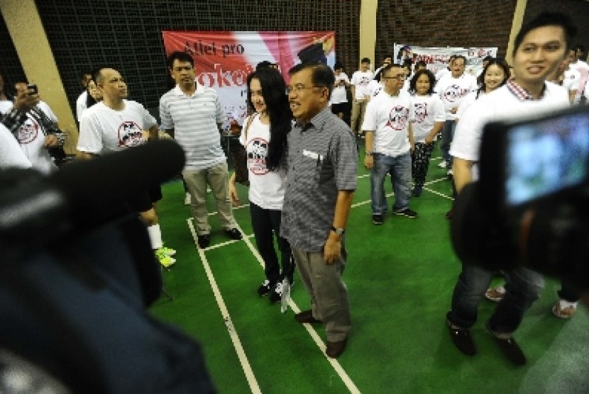 Cawapres Jusuf Kalla menerima ajakan berfoto saat menerima dukungan di Stadion Bulutangkis Asia Afrika, Jakarta, Ahad (15/6).