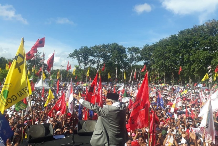 Cawapres Kiai Maruf Amin bersama Tuan Guru Bajang (TGB) Zainul Majdi dalam kampanye di Lapangan Nasional Selong, Lombok Timur, NTB, Selasa (2/4).