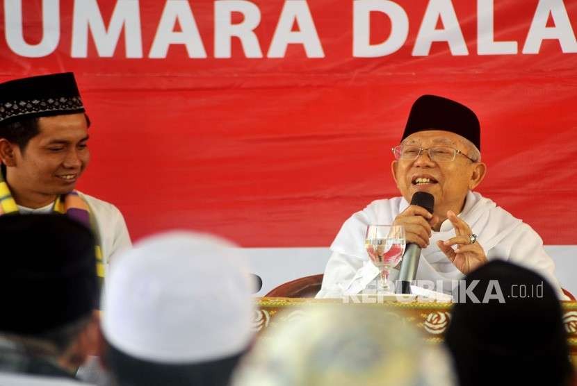 Cawapres no urut 1 KH Ma'ruf Amin (kanan) didampingi moderator Hadi Ahdiana (kiri) memberi paparan saat Dialog Kebangsaan dan Deklarasi Golkar-Jokowi (Go Jo) di Ponpes Annawawi Tanara, Serang, Banten, Ahad (30/9). 