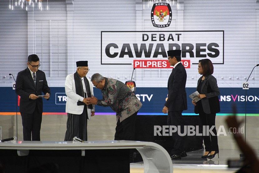 Cawapres nomor urut 01 K.H. Ma'ruf Amin (kedua kiri) berjabat tangan dengan Ketua KPU Arief Budiman (tengah) disaksikan Cawapres nomor urut 02 Sandiaga Uno (kedua kanan) mengikuti Debat Capres Putaran Ketiga di Hotel Sultan, Jakarta, Ahad (17/3/2019). 