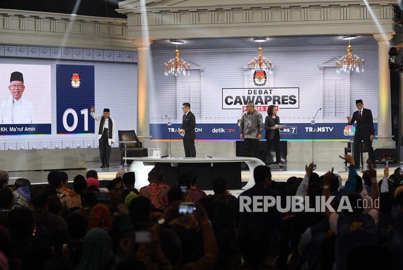 Cawapres nomor urut 01 K.H. Ma'ruf Amin (kiri) dan Cawapres nomor urut 02 Sandiaga Uno (kanan) melambaikan tangan saat mengikuti Debat Capres Putaran Ketiga di Hotel Sultan, Jakarta, Ahad (17/3/2019).