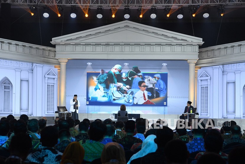 Cawapres nomor urut 01 K.H. Ma'ruf Amin (kiri) dan Cawapres nomor urut 02 Sandiaga Uno (kanan) mengikuti Debat Capres Putaran Ketiga di Hotel Sultan, Jakarta, Ahad (17/3/2019). 