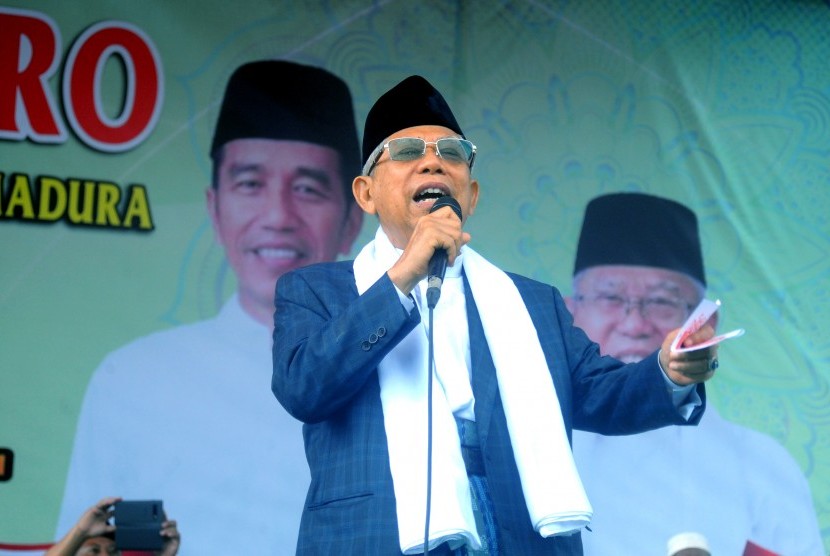 Cawapres nomor urut 01 K.H. Ma'ruf Amin menyampaikan orasi saat Istigasah Kubro di Stadion Gelora Ratu Pamelingan, Pamekasan, Jawa Timur, Selasa (19/3/2019).