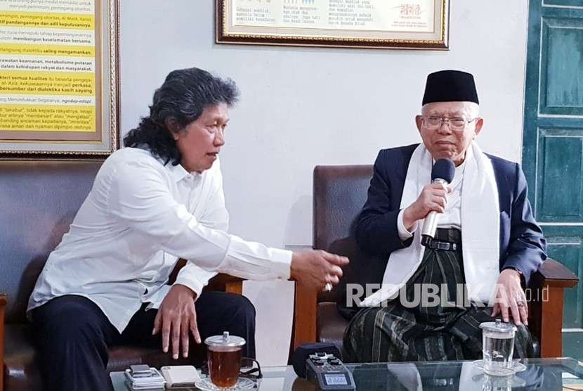 Cawapres nomor urut 01 KH Ma'ruf Amin bertemu dengan budayawan Emha Ainun Najib alias Cak Nun.