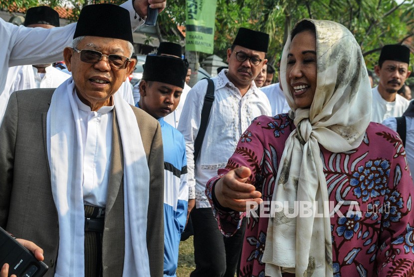 Cawapres nomor urut 01 KH Ma'ruf Amin (kiri) berbincang dengan Menteri BUMN Rini Soemarno (kanan) saat akan menghadiri Haul Syekh Nawani Albantani di Ponpes An Nawawi di Tanara, Serang, Banten, Jumat (28/6/2019).