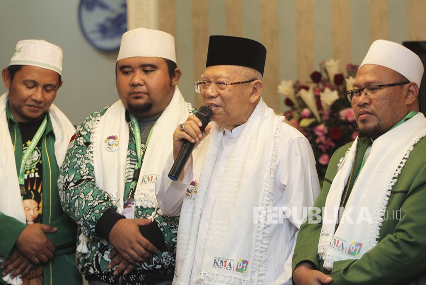 Cawapres nomor urut 01 Ma'ruf Amin (kedua kanan) 