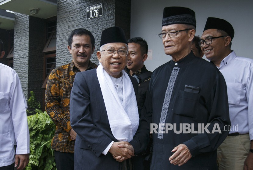 Cawapres nomor urut 01 Ma'ruf Amin (kedua kiri) bersama Tokoh Muhammadiyah Buya Syafii Maarif (kedua kanan) berjabat tangan seusai pertemuan keduanya di Gamping, Sleman, DI Yogyakarta, Senin (15/10).