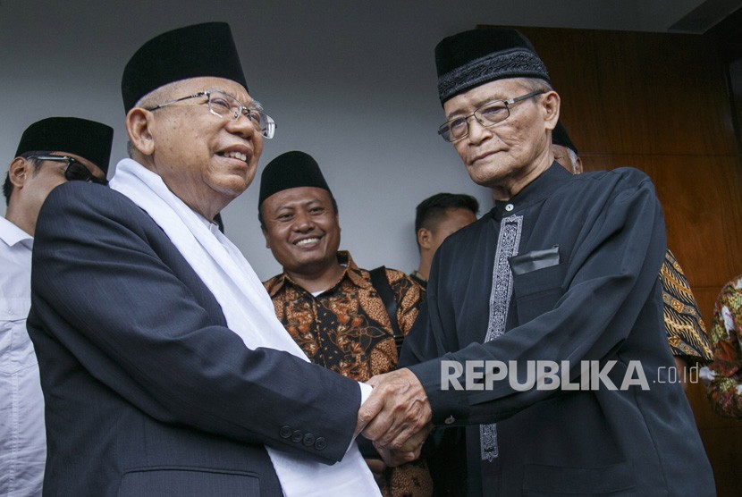 Vice presidential candidate number 01 KH Ma'ruf Amin (left) shake hands with former chairman of Muhammadiyah Buya Syafii Maarif (right) at Buya Syafii's house in Gamping, Sleman, Yogyakarta, Monday (Oct 15).