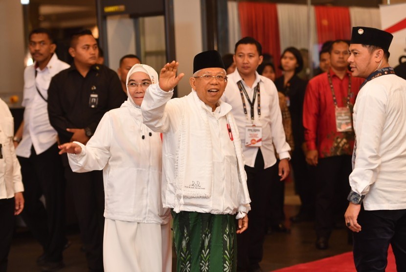 Cawapres nomor urut 01 Ma'ruf Amin (tengah).