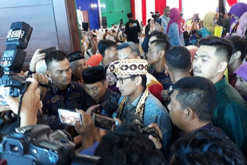 Presiden Joko Widodo menyampaikan sambutan saat membuka Silaturahmi Kerja Nasional (Silaknas) Ikatan Cendekiawan Muslim Indonesia (ICMI) tahun 2018 di Bandar Lampung, Lampung, Kamis (6/12)