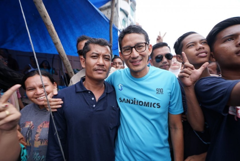 Cawapres nomor urut 02 Sandiaga Salahuddin Uno disambut poster bertuliskan imbauan larangan hadir di Pasar Kota Pinang, Sumatera Utara, Selasa (11/12). 