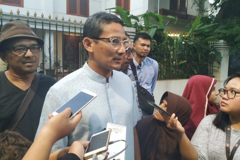 Cawapres nomor urut 02 Sandiaga Salahuddin Uno menyampaikan keterangan kepada wartawan di kediaman capres Prabowo Subianto, di Kertanegara, Jakarta, Rabu (26/6). 