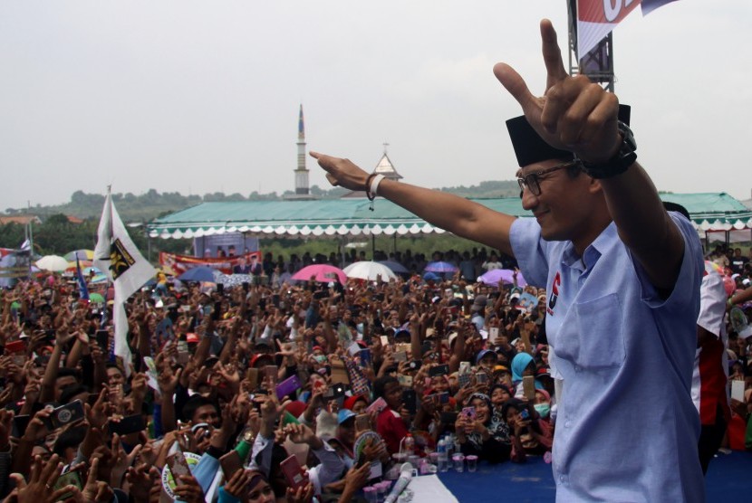 Cawapres nomor urut 02, Sandiaga Salahuddin Uno menyapa simpatisan saat kampanye terbuka di Desa Sedayu Lawas, Kecamatan Brondong, Kabupaten Lamongan, Jawa Timur, Selasa (26/3/2019).