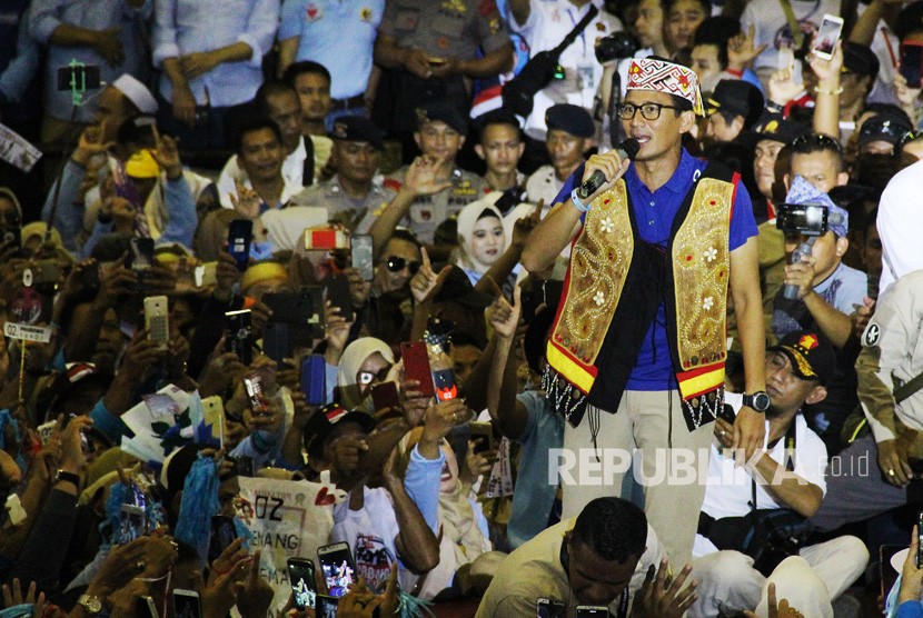 Cawapres nomor urut 02 Sandiaga Uno berorasi saat menggelar kampanye terbuka di GOR Pangsuma Pontianak, Kalimantan Barat, Selasa (2/4/2019). 