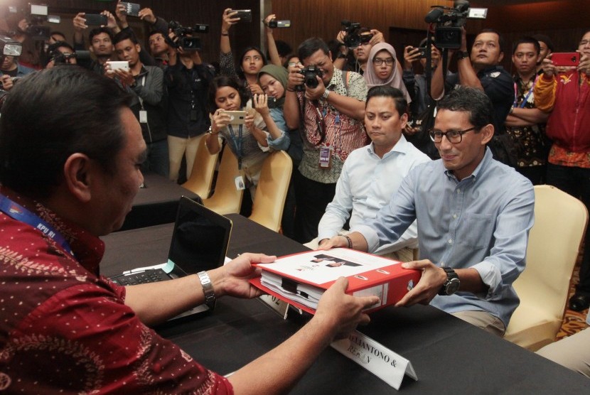 Cawapres nomor urut 02 Sandiaga Uno (kanan) dan Bendahara Badan Pemenangan Nasional (BPN) Prabowo-Sandi, Thomas Djiwandono (kedua kanan) menyerahkan Laporan Penyelengaraan, Penerimaan dan Pengeluaran Dana Kampanye (LPPDK) Pilpres 2019 di Jakarta, Kamis (2/5/2019). 