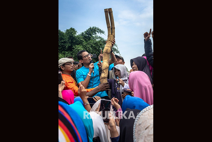 Cawapres nomor urut 02 Sandiaga Uno (kedua kiri) menerima cenderamata berupa bambu bercabang dua dari warga saat berkunjung di Demak, Jawa Tengah, Kamis (31/1/2019). 