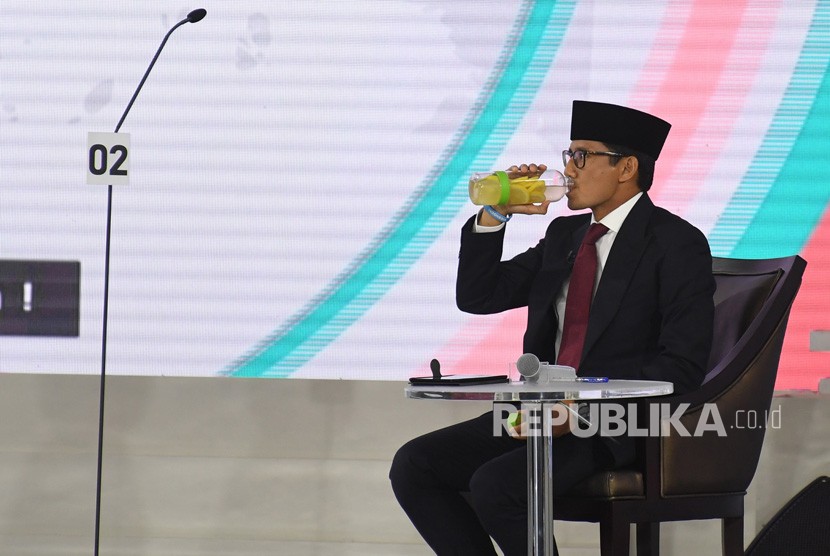 Cawapres nomor urut 02 Sandiaga Uno mengikuti Debat Capres Putaran Ketiga di Hotel Sultan, Jakarta, Ahad (17/3/2019). 