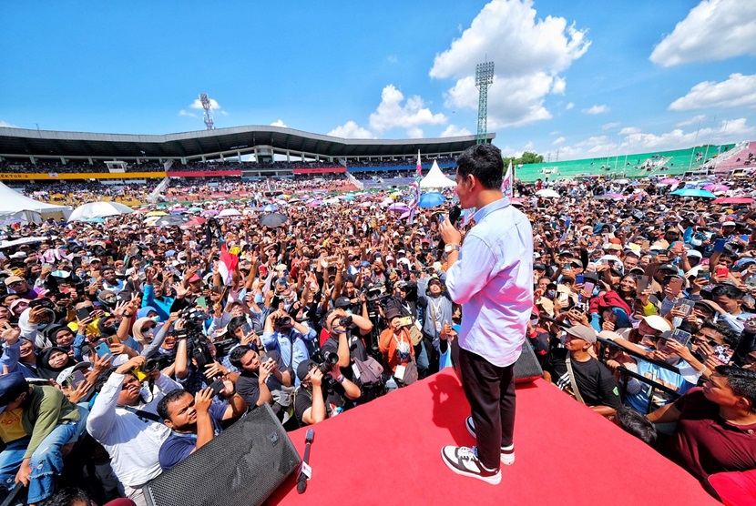  Cawapres nomor urut 2, Gibran Rakabuming Raka saat menghadiri ulang tahun SPSI di Stadion Delta, Kabupaten Sidoarjo, Jawa Timur, Ahad (28/1/2024). 