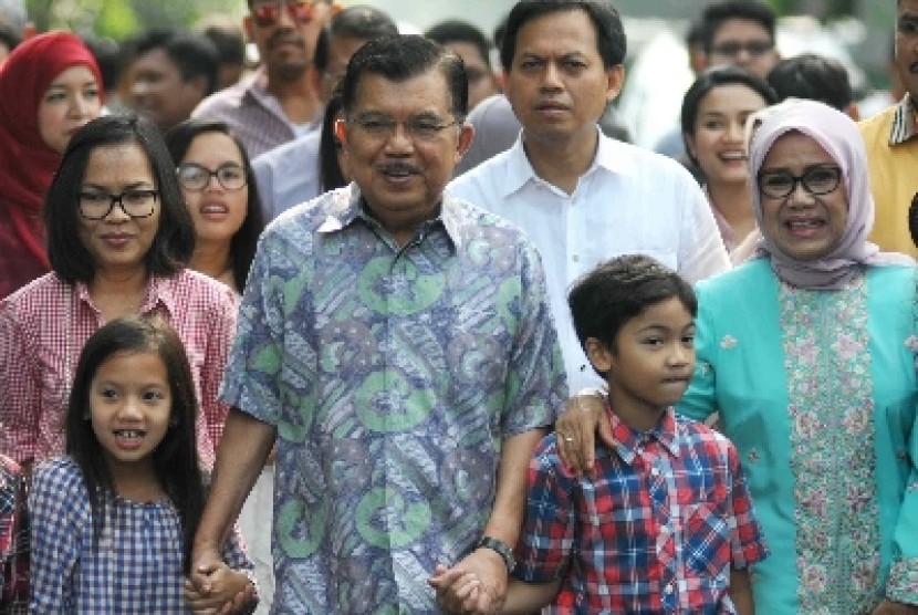 Cawapres nomor urut 2 Jusuf Kalla bersama keluarga menuju TPS untuk menggunakan hak pilih di TPS 003, Kebayoran Baru, Jakarta, Rabu (9/7). 