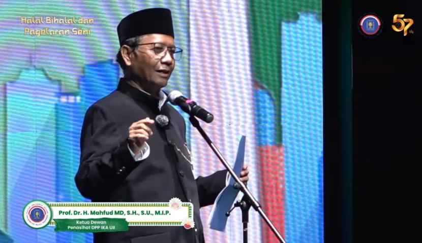 Cawapres nomor urut 2, Mahfud MD menghadiri halal bihalal dan pagelaran seni Ikatan Keluarga Alumni Universitas Islam Indonesia (IKA UII) di Jakarta, Ahad (28/4/2024).