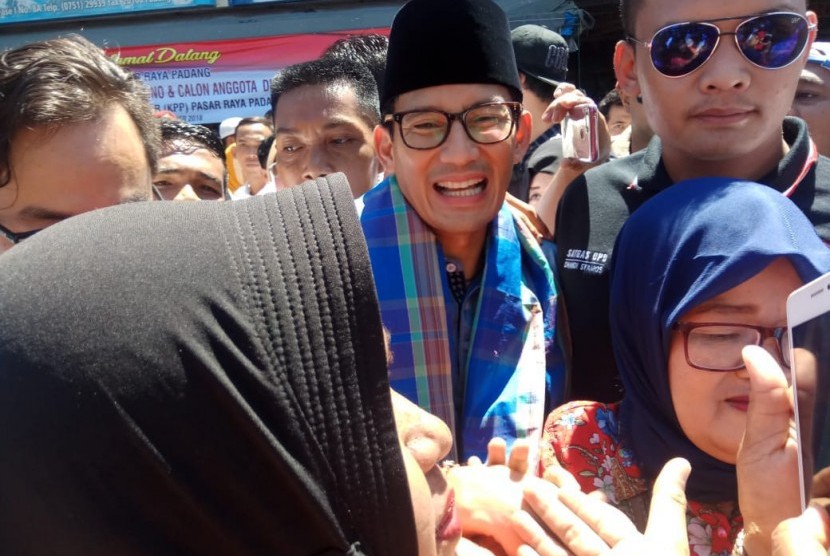 Vice presidential candidate number 02, Sandiaga Salahuddin Uno, visits Pasar Raya Padang, West Sumatra, Friday (Oct 19).